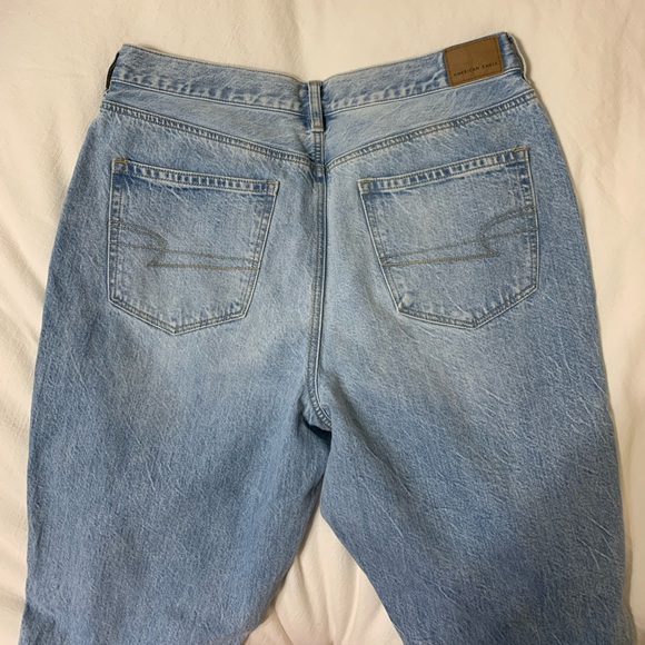 NWOT American Eagle mom jeans! Color: Uber Cool. Size 12 regular. Worn ONCE - Picture 4 of 6